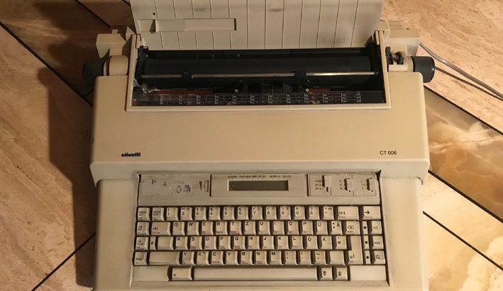 Vintage elektronische Schreibmaschine Olivetti CT 606